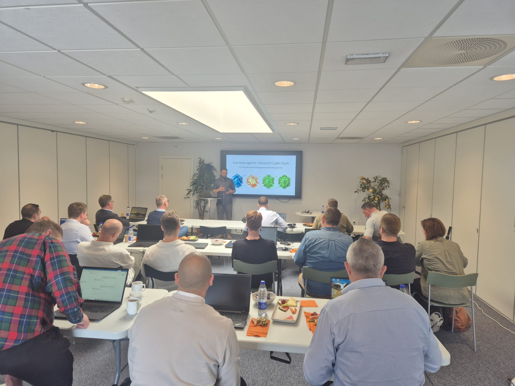 Ibrahim Sleiman faciliterer AI-workshop for deltagere